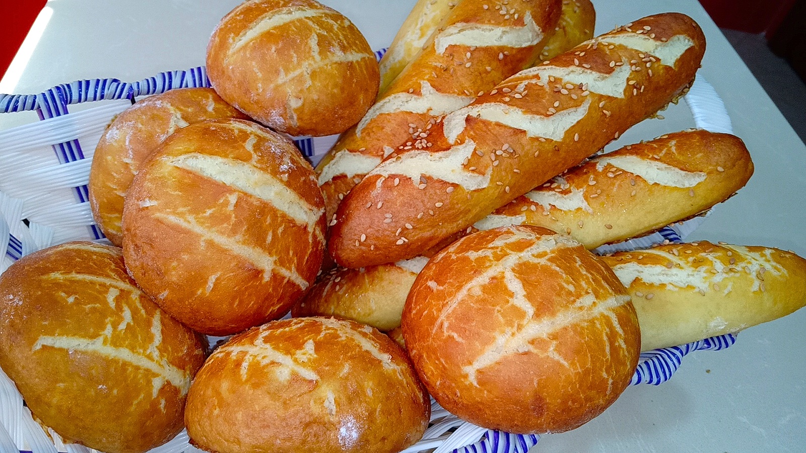 خبز المخبزات مقرمش و محمر و سهل التحضير بالحليب